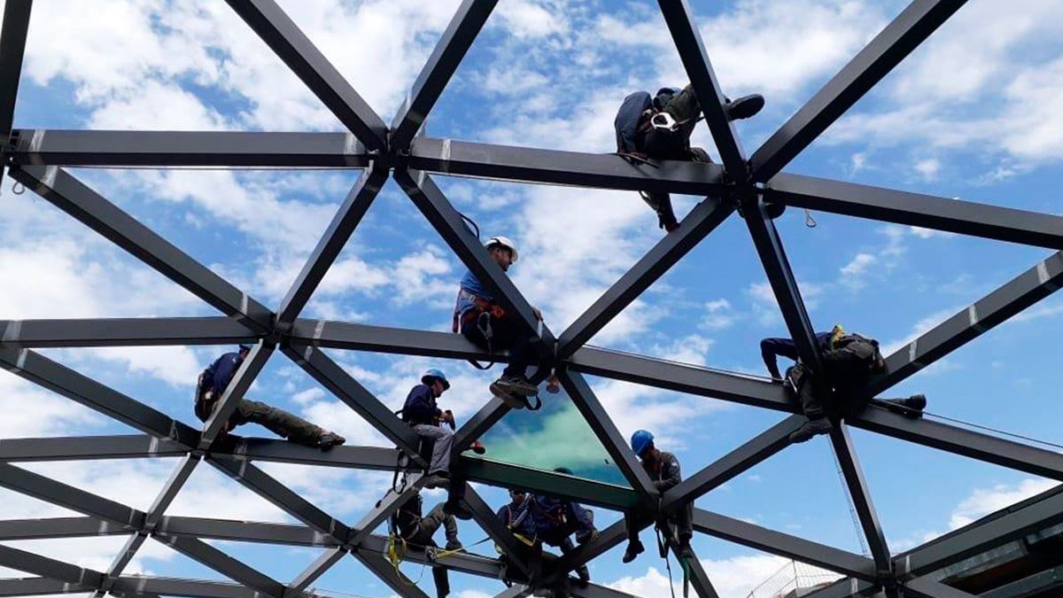 Instaladores de Grupo Aluman trabajando en un lucernario