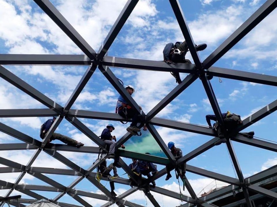 Instaladores de Grupo Aluman trabajando en un lucernario