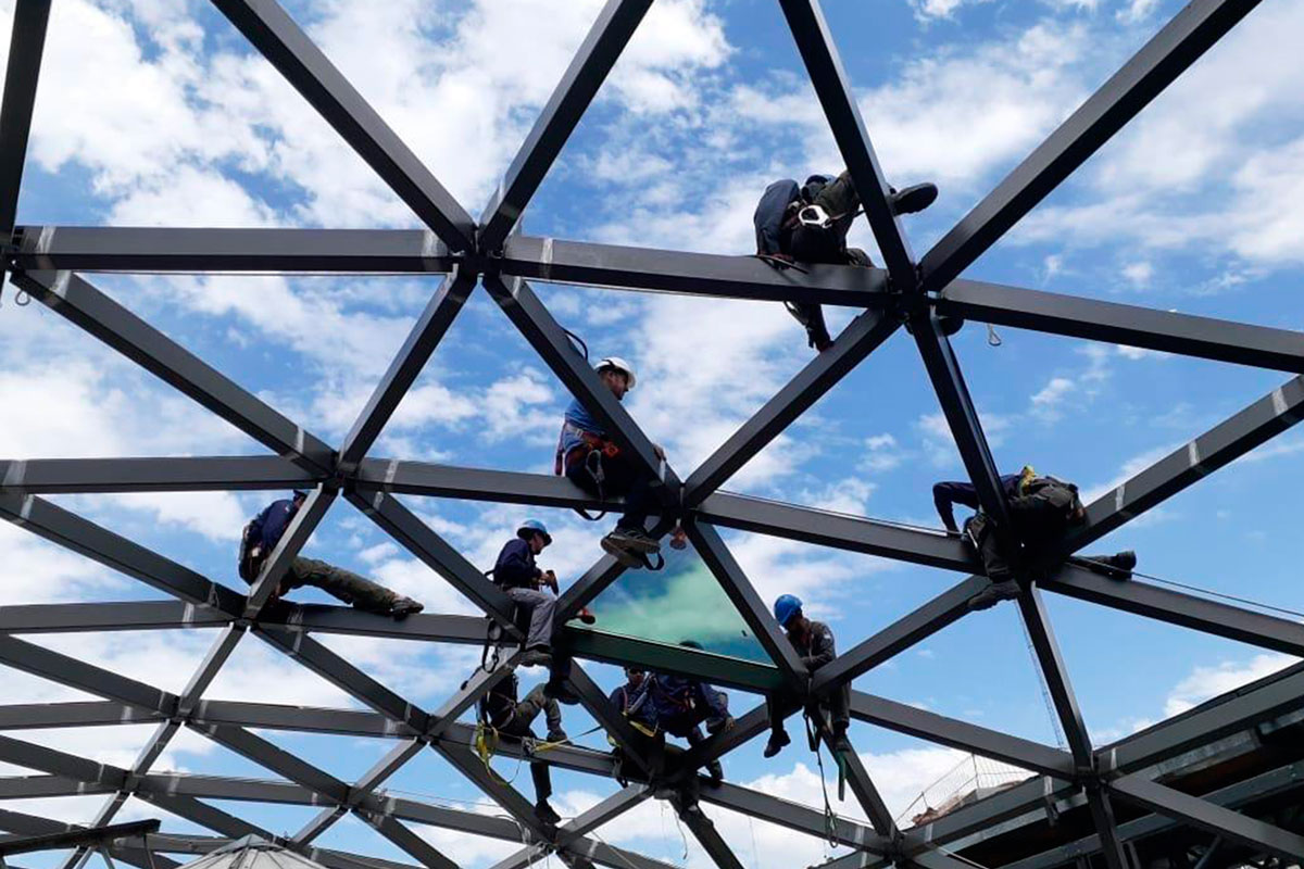 Instaladores de Grupo Aluman trabajando en un lucernario